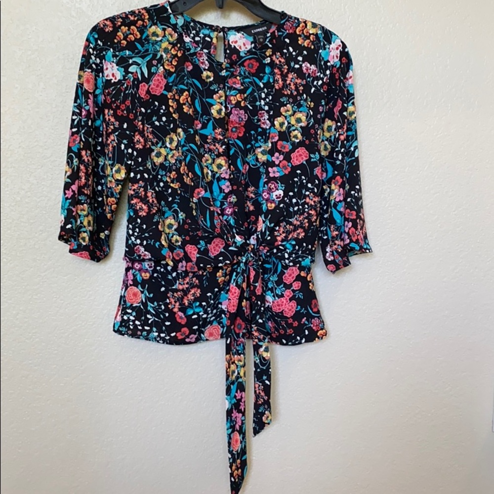 ♥️NEW Expresd peplum flower blouse/bow tie o…